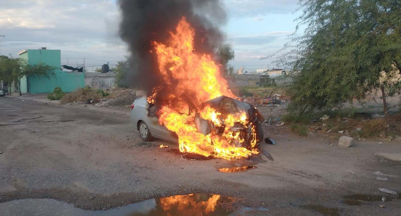 Vehículo se incendia tras chocar con mezquite al norponiente de Hermosillo