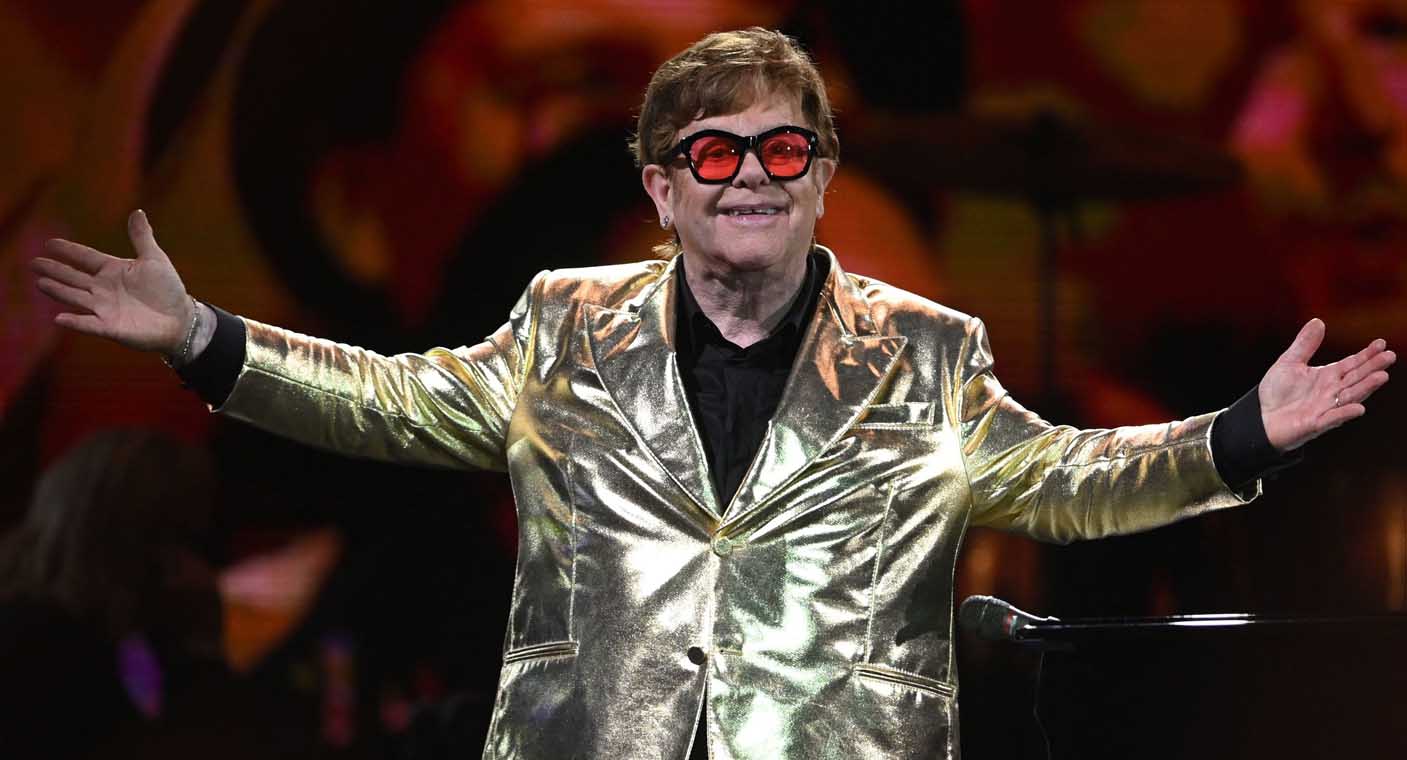 Elton John es hospitalizado tras accidente doméstico en Francia