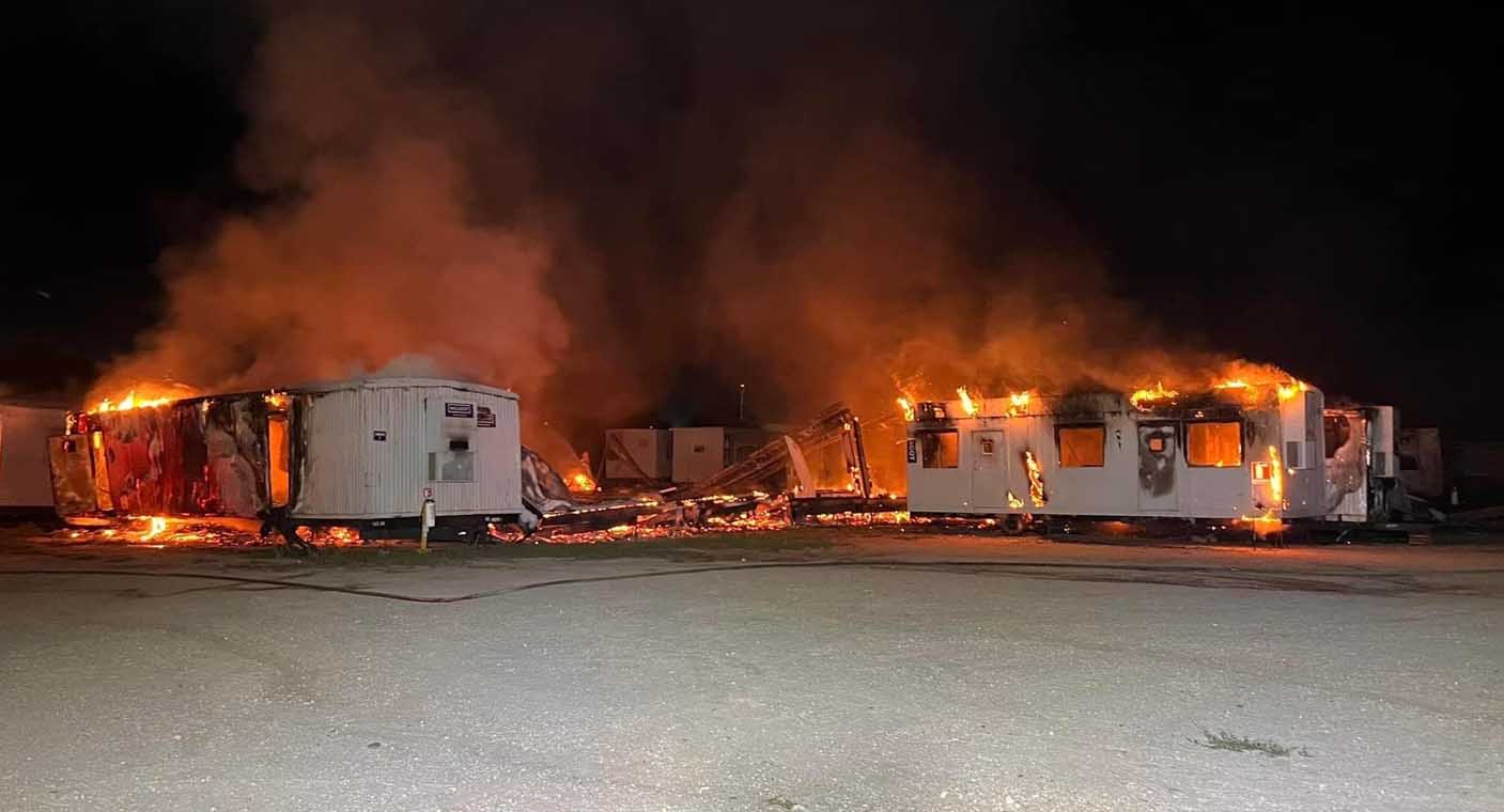 Fuerte incendio en parque industrial al sur de Hermosillo deja 20 trailas afectadas; no hay heridos