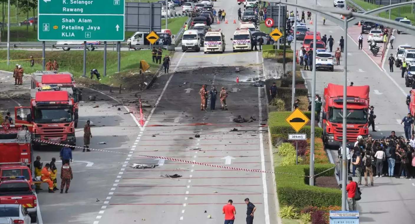 Avioneta se estrella en Malasia y deja al menos diez muertos (VIDEOS)