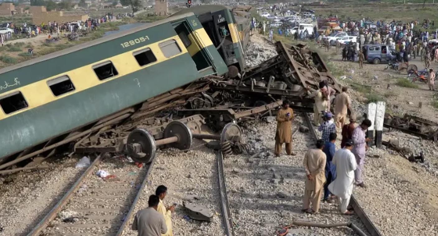 Tren se descarrila y deja al menos 30 muertos y más de 60 heridos en Pakistán