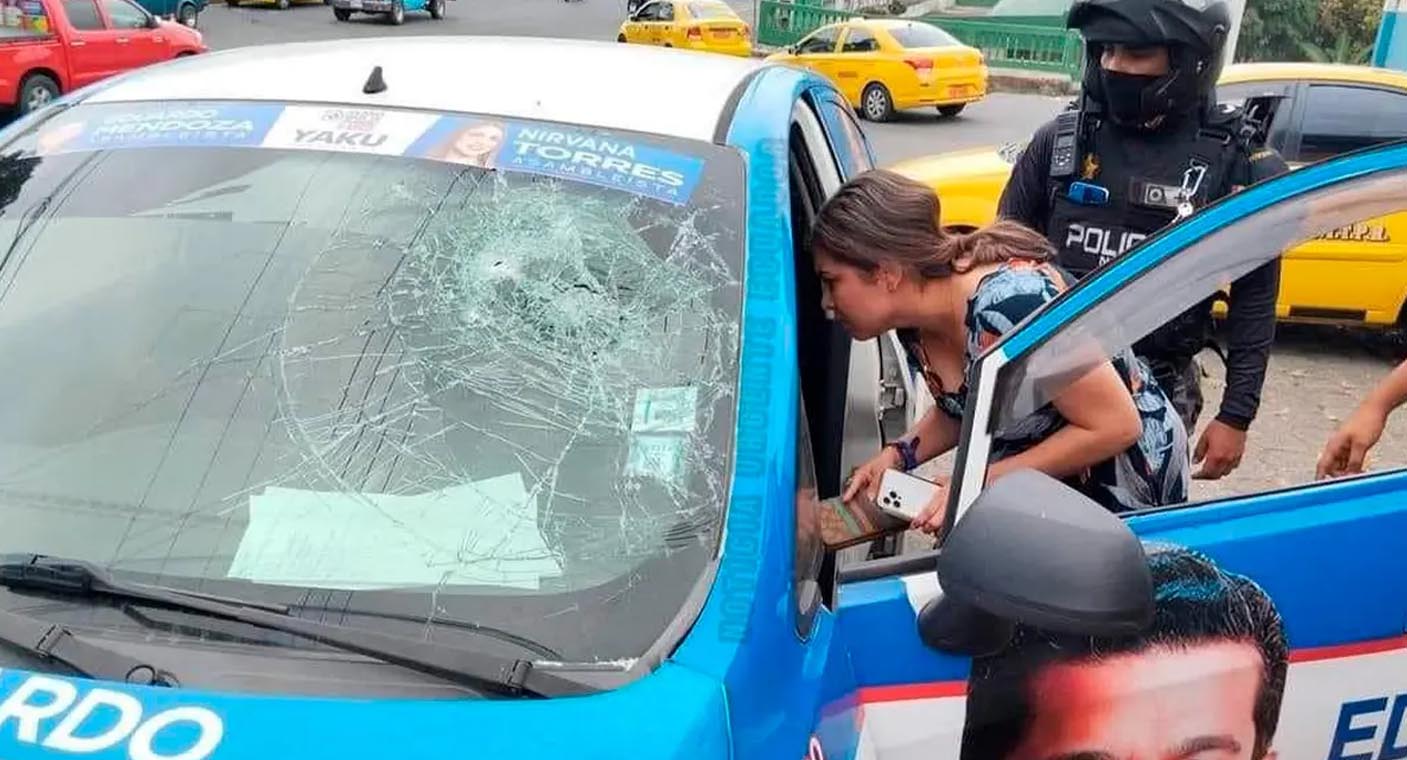 Balean auto de candidata de Parlamento de Ecuador tras asesinato de Fernando Villavicencio