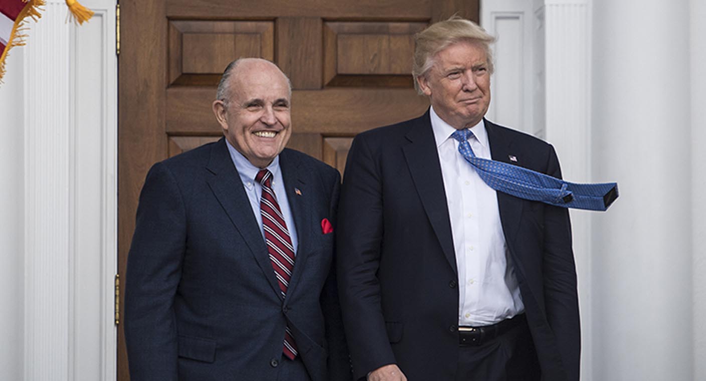 Se entrega exabogado de Trump, Rudy Giuliani, acusado de interferir en elecciones de 2020