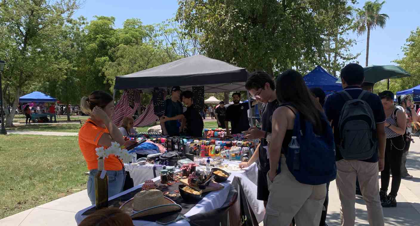 Alexia y Esteban son estudiantes de la Unison y expusieron su negocio de desayunos en bazar junto a otros emprendedores