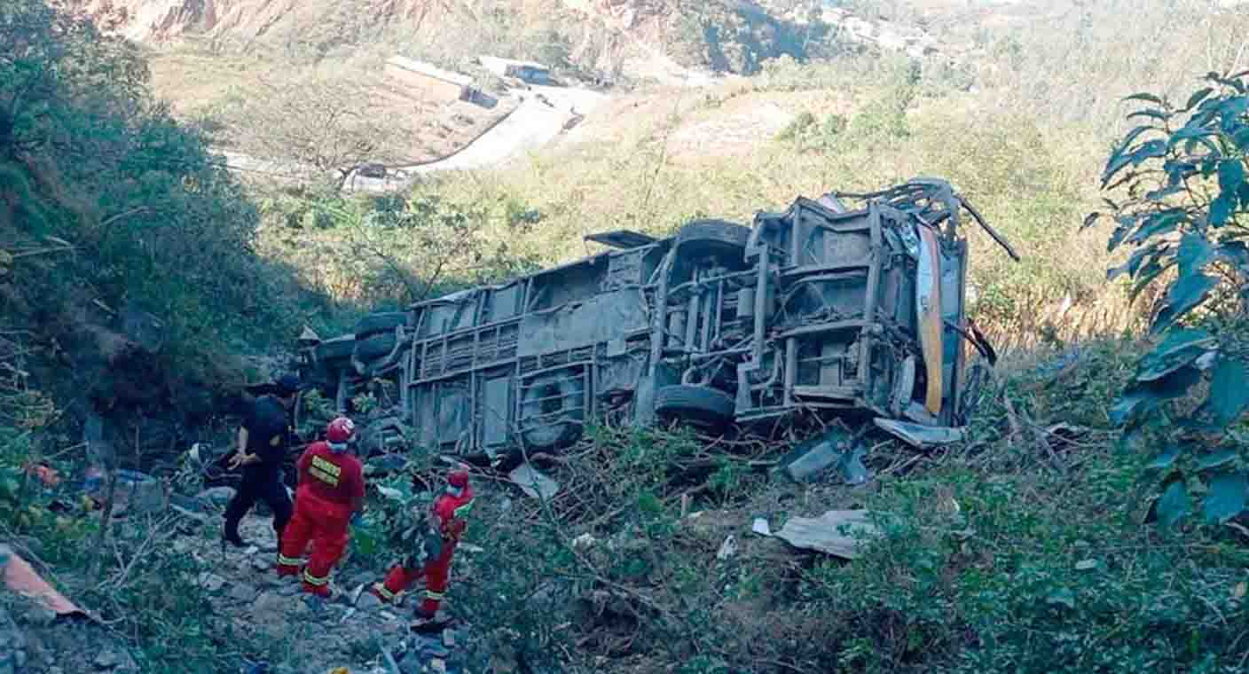 Cae autobús por un barranco en Perú; reportan al menos 24 muertos