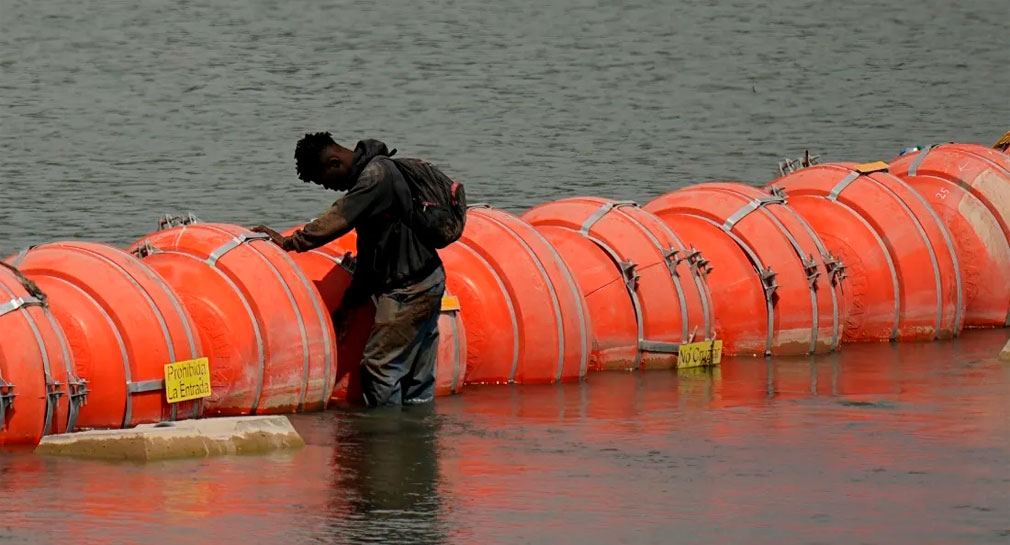 Texas pide a Corte mantener barrera flotante en río Bravo