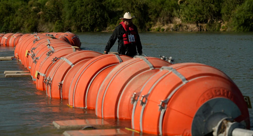 Juez revoca orden de que exigía a Texas mover las boyas flotantes entre Texas y México