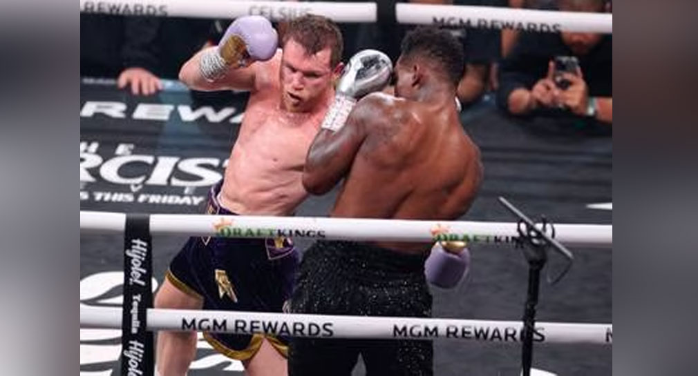 ‘Canelo’ Álvarez vence sin problemas a Jermell Charlo y retiene sus títulos de peso Supermediano