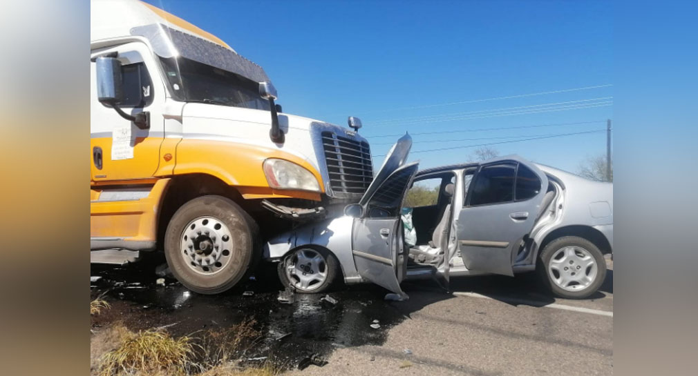 Choque entre tráiler y automóvil deja 3 lesionados en carretera