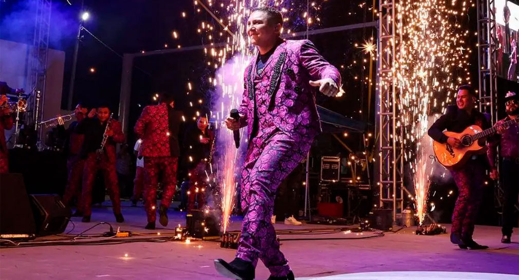 Bajan del escenario a Edwin Luna, vocalista de La Trakalosa, ante supuesta presencia de hombres armados en concierto
