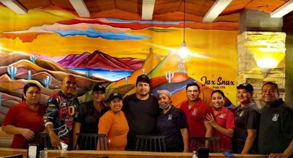 Captan a Julión Álvarez disfrutando de sus vacaciones en playas de San Carlos