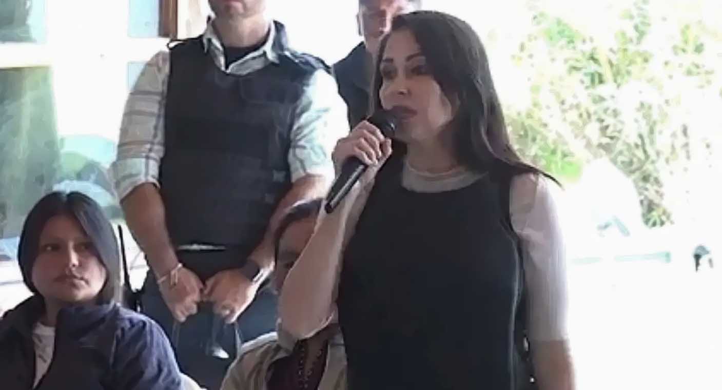 Candidata presidencial de Ecuador usa chaleco antibalas ante amenazas