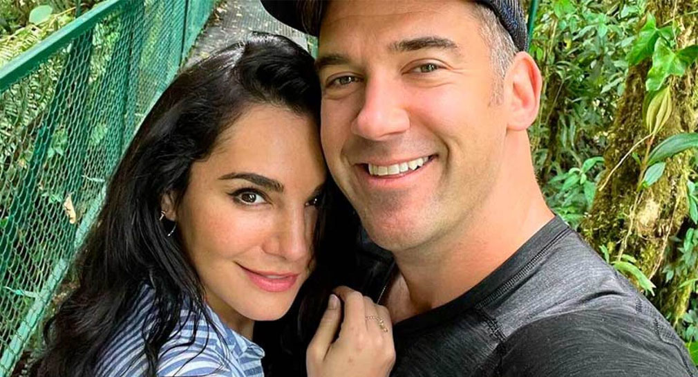 Martha Higareda se compromete con Lewis Howes en el escenario de una conferencia