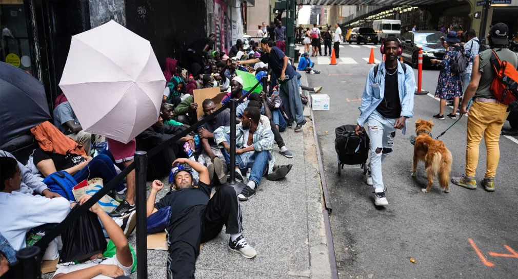 Alcalde de Nueva York impone límite de 30 días para permanencia de migrantes en albergues