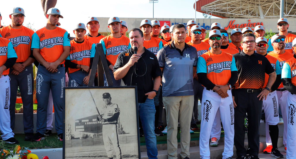 Realiza Naranjeros de Hermosillo guardia de honor por aniversario luctuoso de Héctor Espino