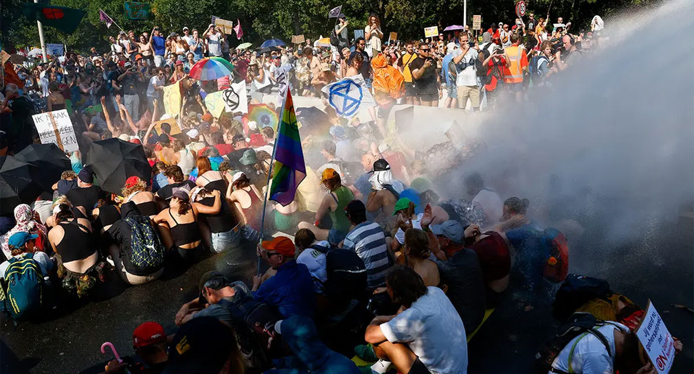Policía de Países Bajos detiene a 2 mil 400 activistas climáticos tras protesta