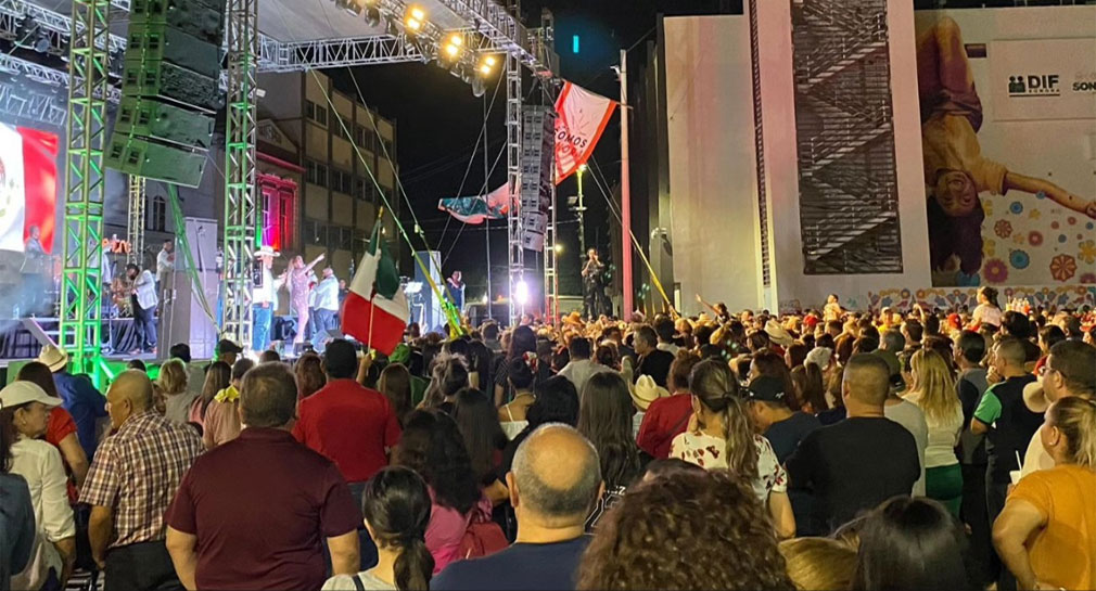 Llegan hermosillenses a la Plaza Zaragoza para celebrar la Independencia de México, disfrutan de comida y música típica