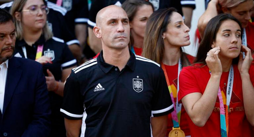 Fiscalía de España acusa a Rubiales de agresión sexual y coacciones por besar a Hermoso tras ganar el Mundial