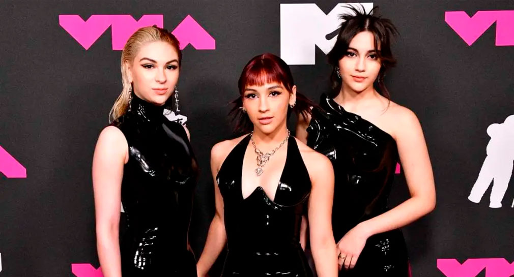 No nomás fue Peso Pluma: The Warning, banda conformada por 3 hermanas mexicanas, se presentó en los VMAs