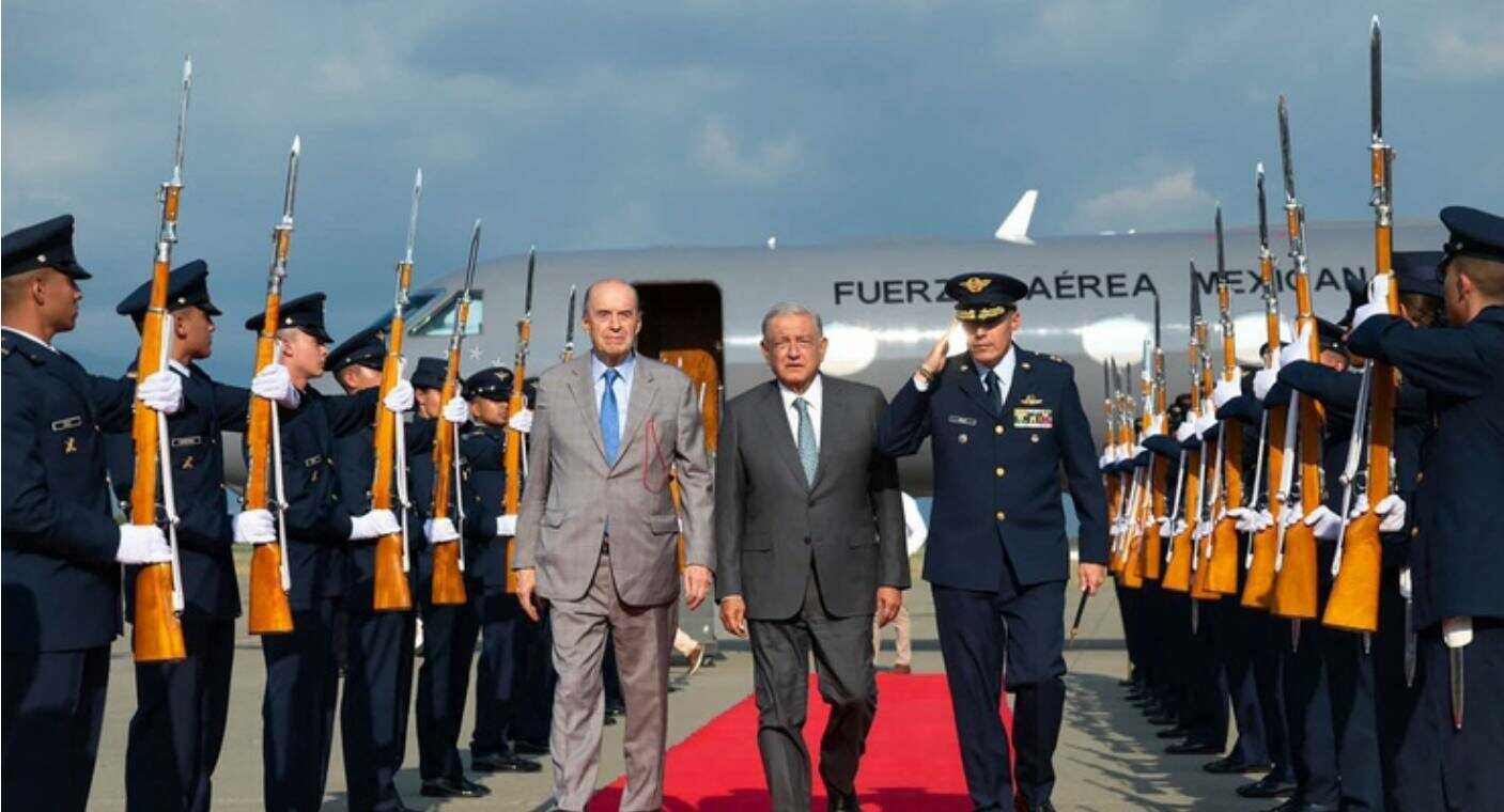 Llega AMLO a Colombia para reunirse con el presidente Gustavo Petro