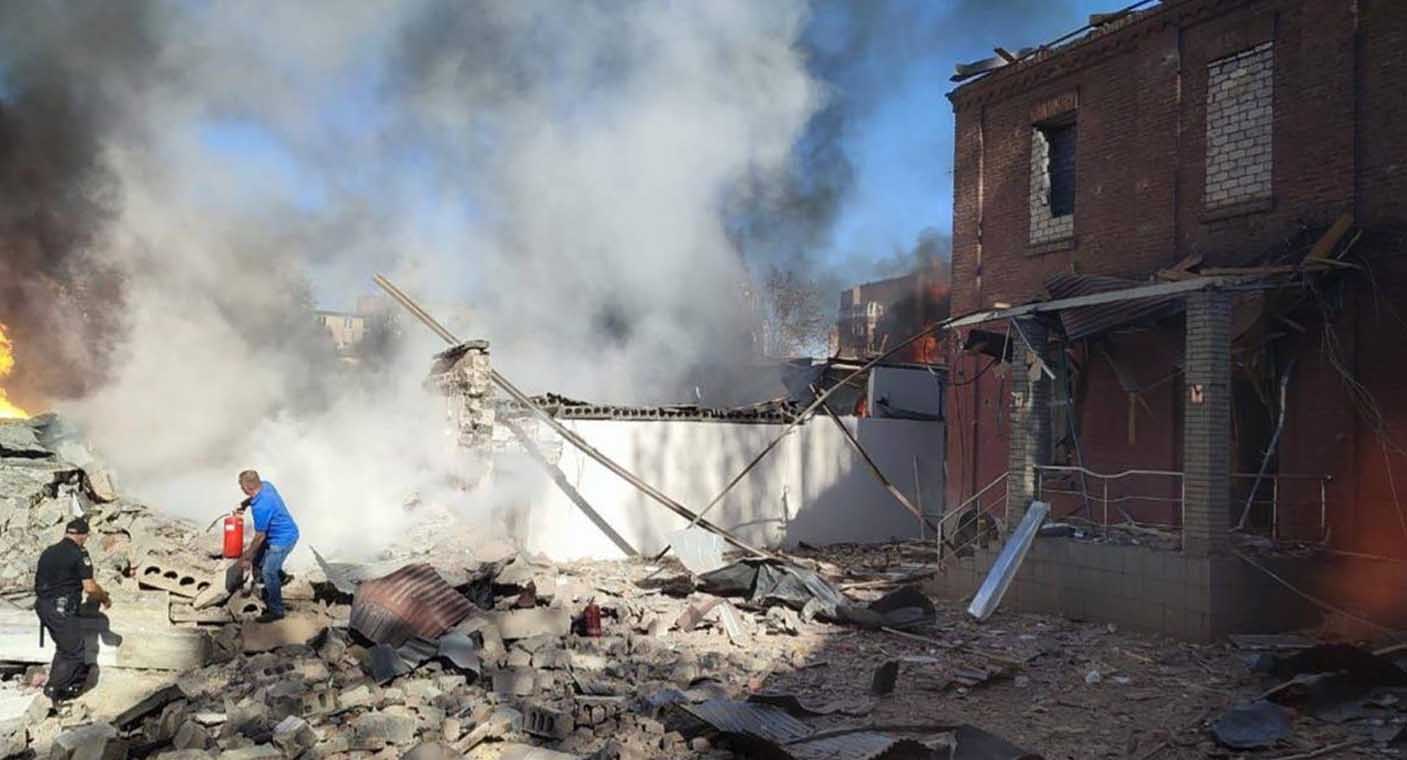 Rusia lanza misiles a ciudad natal de Zelenski; ataque deja 1 muerto y 52 heridos