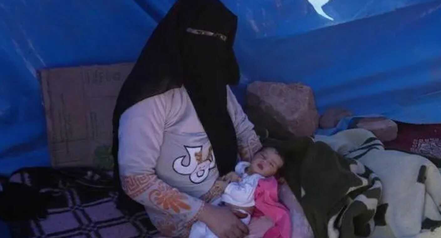 Bebé nació minutos antes del terremoto en Marruecos y ahora espera ayuda bajo una carpa con su familia: BBC