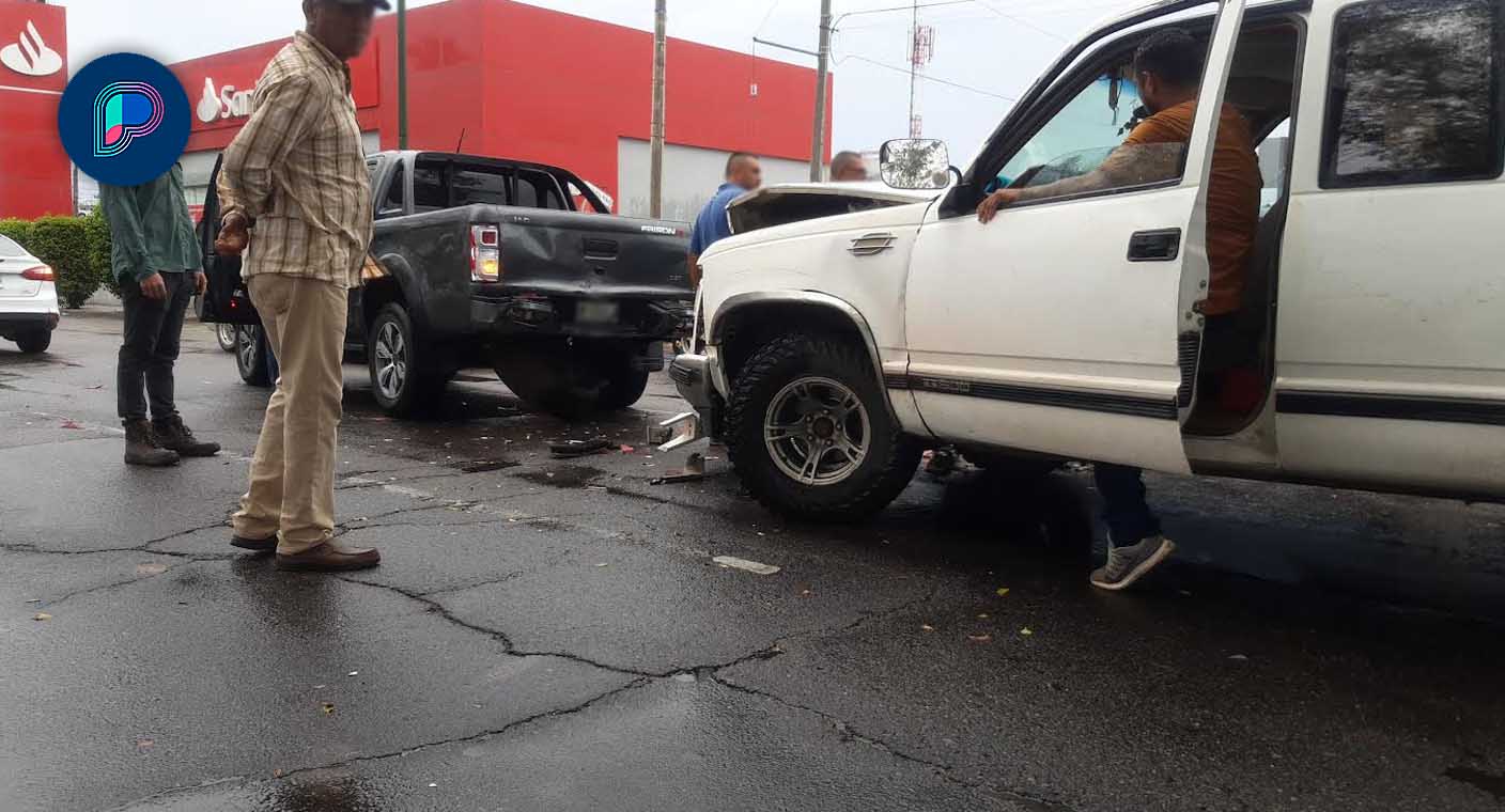 Chocan tres autos sobre bulevar Rodríguez en Hermosillo