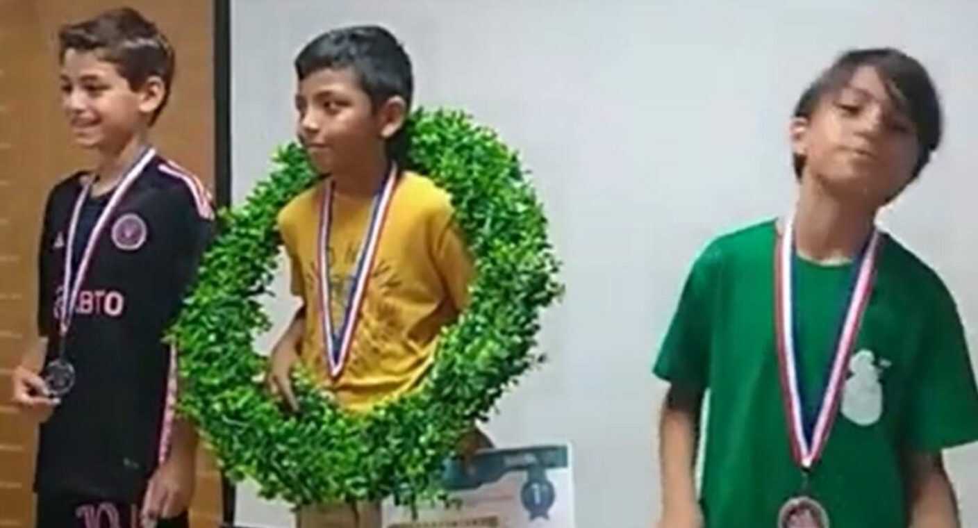 El estudiante guaymense Emiliano Suástegui, se corona campeón en ajedrez