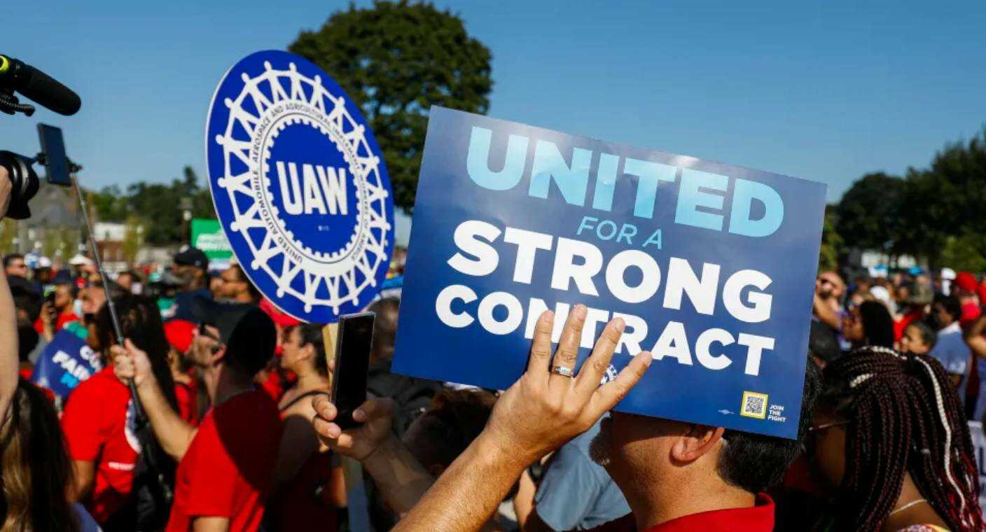 Trabajadores de General Motors, Ford y Stellantis se declaran en huelga por primera vez en la historia en EEUU