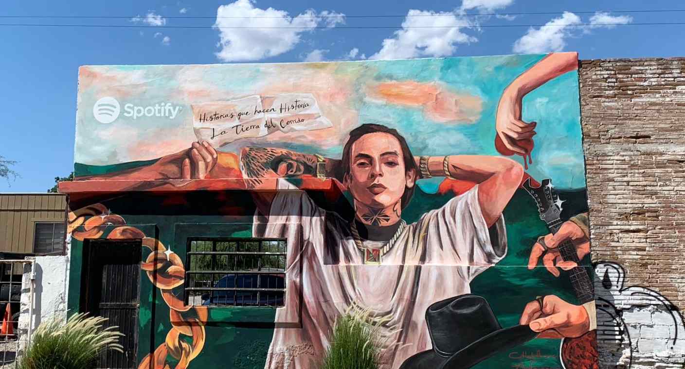 Jóvenes pintan mural con la imagen de Natanael Cano en Hermosillo por su trayectoria  musical con campaña de Spotify México