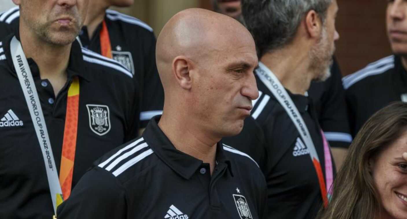 Luis Rubiales deja la presidencia de la Federación Española de Futbol tras besar a Jenni Hermoso