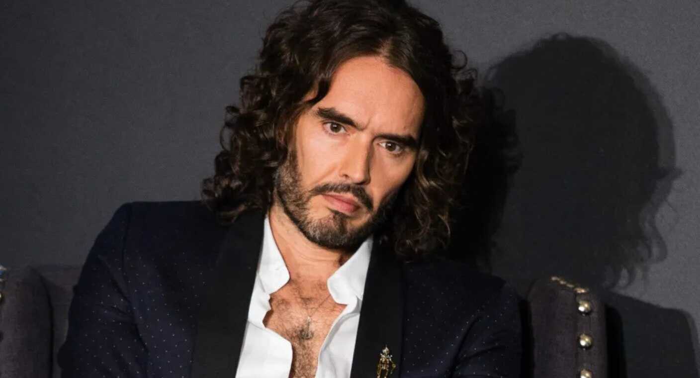 Russell Brand pausa acuerdo para publicar libros tras acusaciones de agresión
