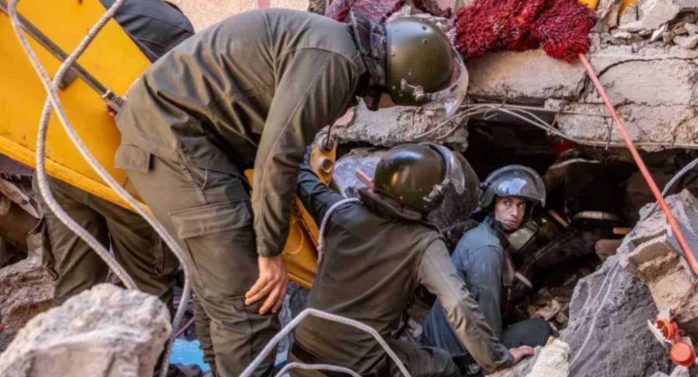 Réplica de 3.9 grados se siente en Marruecos mientras buscan sobrevivientes; ya son más de 2 mil muertos