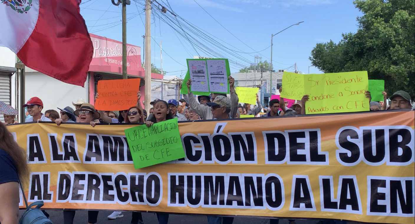 Queman recibos de CFE ciudadanos de Hermosillo; marchan al Congreso de Sonora para exigir a diputados iniciativas por altos cobros