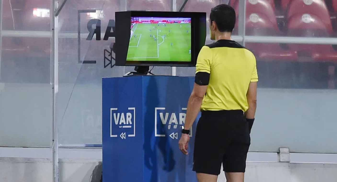 Retransmitirán audios de los árbitros de futbol con el VAR en Italia: ¿de qué se trata?