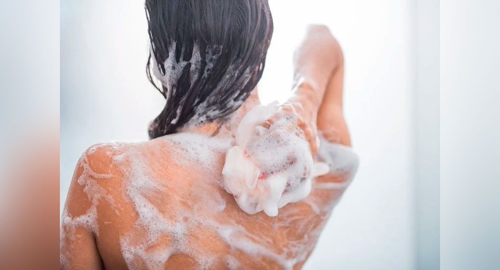 Estudio revela los riesgos de bañarse a diario