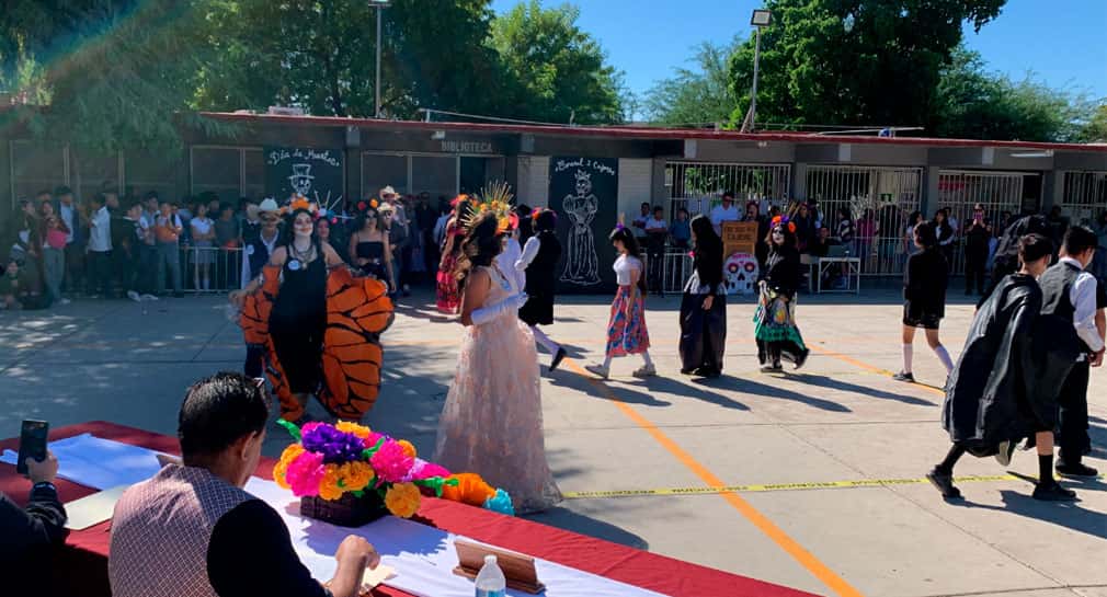 Participan estudiantes en concurso de catrinas en secundaria #2 de Hermosillo; con personajes como Lefty SM, Valentín Elizalde y Chalino Sánchez