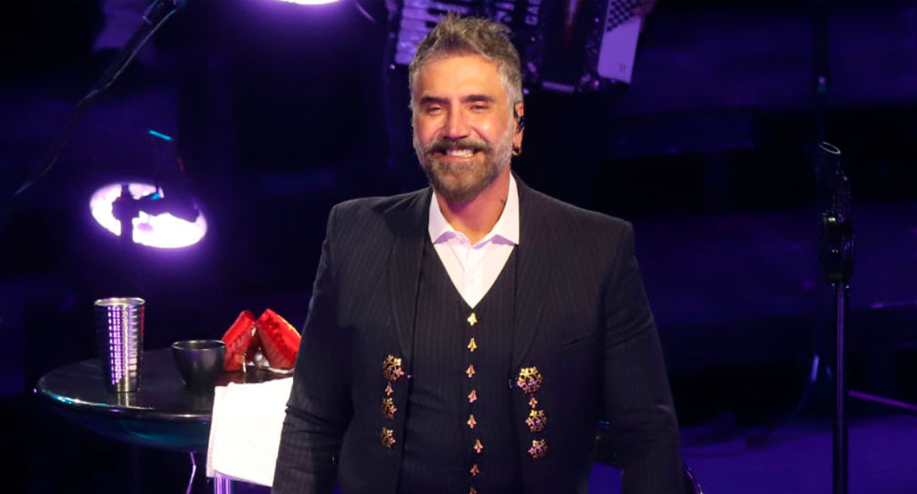 Acusan a Alejandro Fernández de dar concierto en estado inconveniente y quedarse dormido
