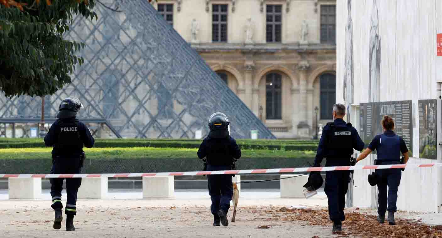 Evacúan a 15 mil visitantes del museo de Louvre en París por amenaza de bomba