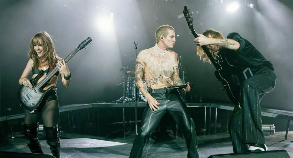 Maneskin sorprende al tocar éxito de Peso Pluma durante su concierto en el Palacio de los Deportes (VIDEO)