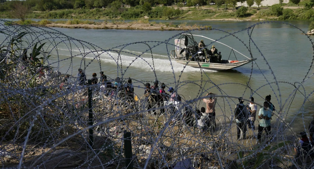 Corte Suprema de EEUU levanta suspensión a ley que permite arrestar y expulsar a migrantes