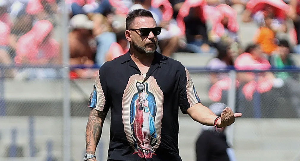 Sancionan al ‘Turco’ Mohamed por llevar camisa de la Virgen de Guadalupe en partido de Pumas