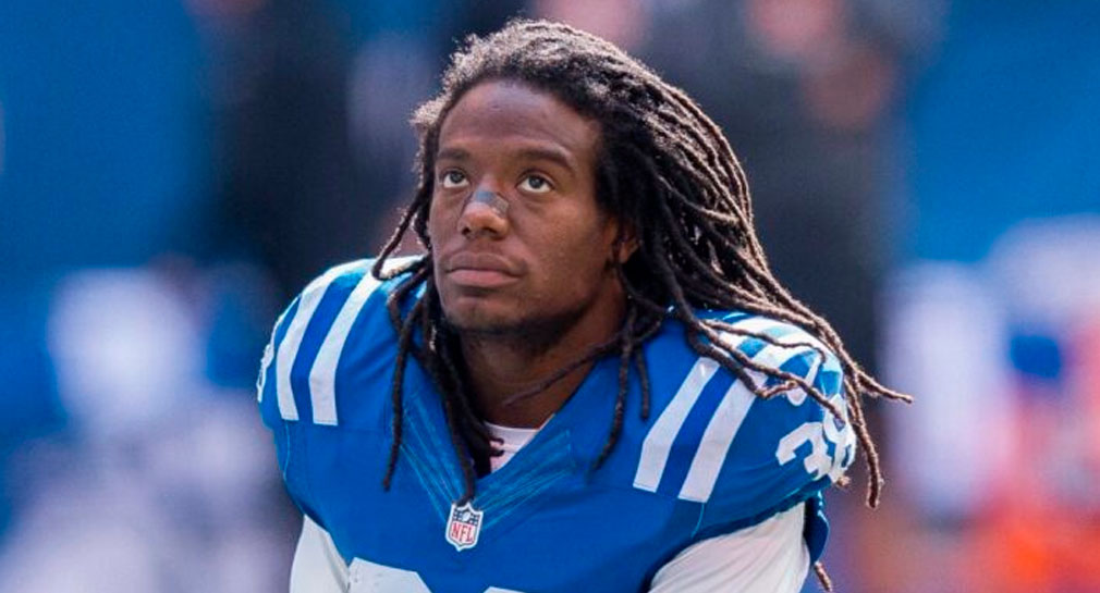 Arrestan a exjugador de la NFL acusado del homicidio de su madre en la frontera entre México y EEUU