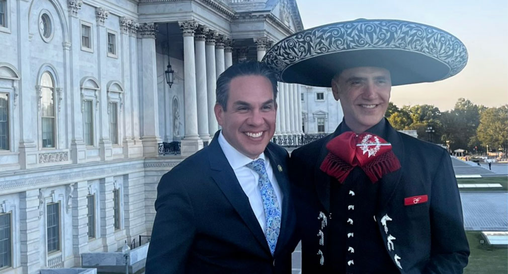“Tenía que venir de charro”: Alejandro Fernández recibe homenaje en el Capitolio de EEUU