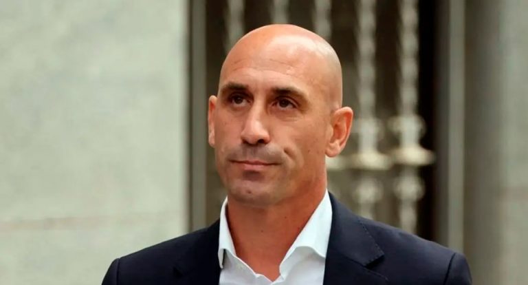 Suspende FIFA por 3 años a Luis Rubiales tras beso a Jenni Hermoso – Proyecto Puente