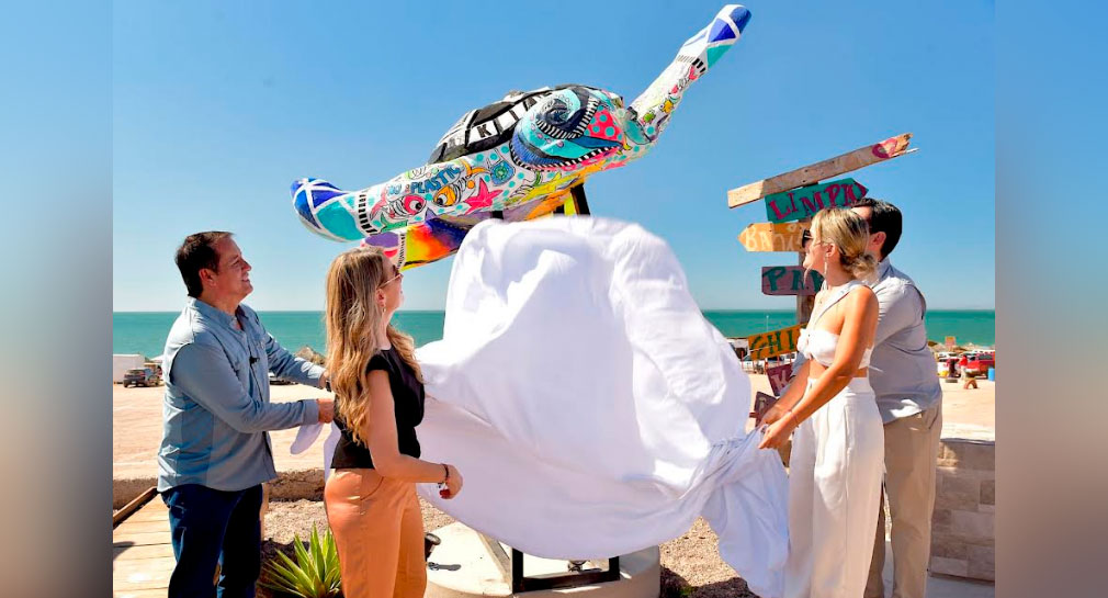 Develan en Bahía de Kino esculturas de tortugas golfinas creadas por artistas locales