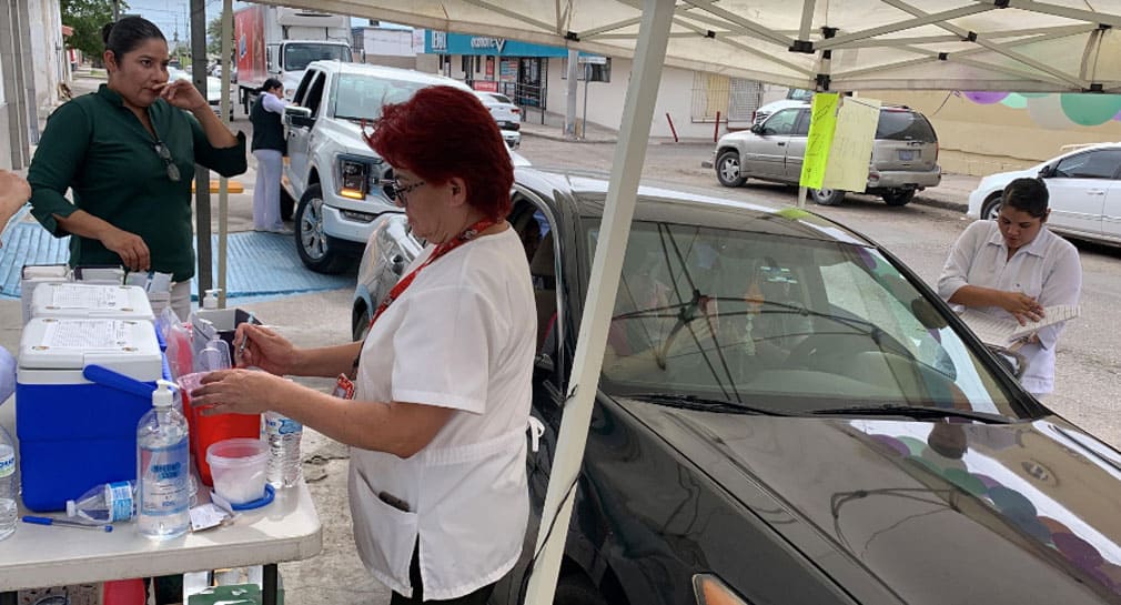Aplican cerca de 500 vacunas contra influenza y covid-19 vía drive-thru en clínica #2 del IMSS, en Hermosillo