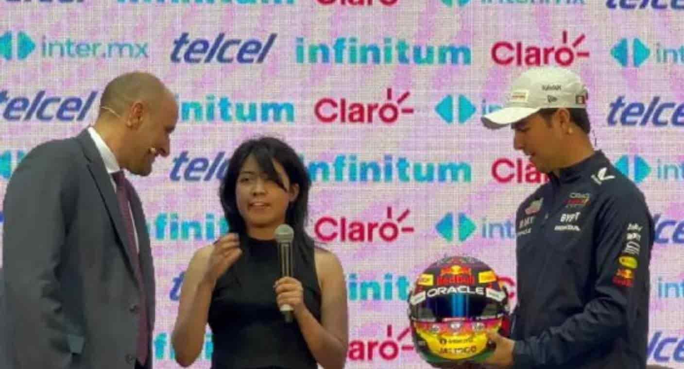 ‘Checo’ Pérez presenta casco con motivo del Día de Muertos que usará en el GP de la Ciudad de México