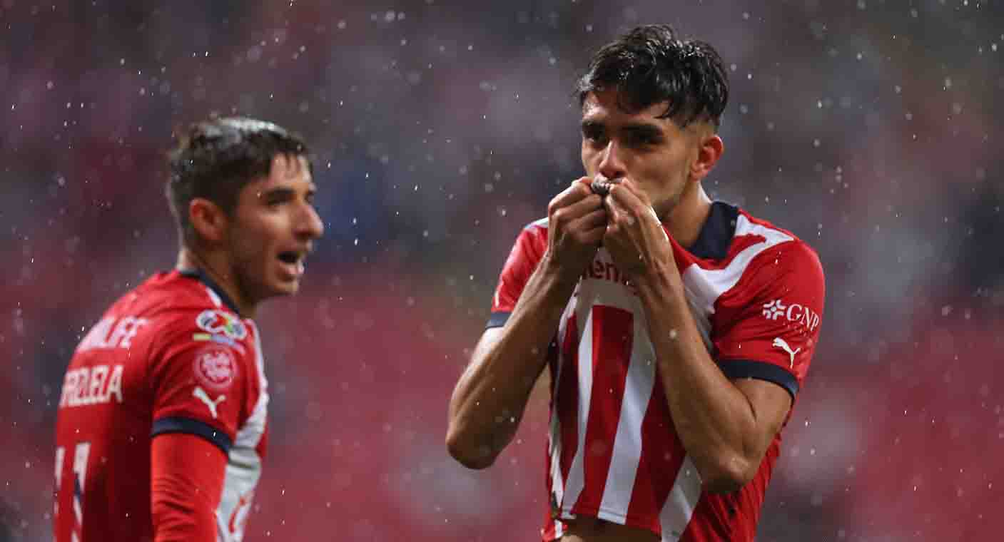 Chivas rompe mala racha y golea 4-1 al Atlas en el Clásico Tapatío