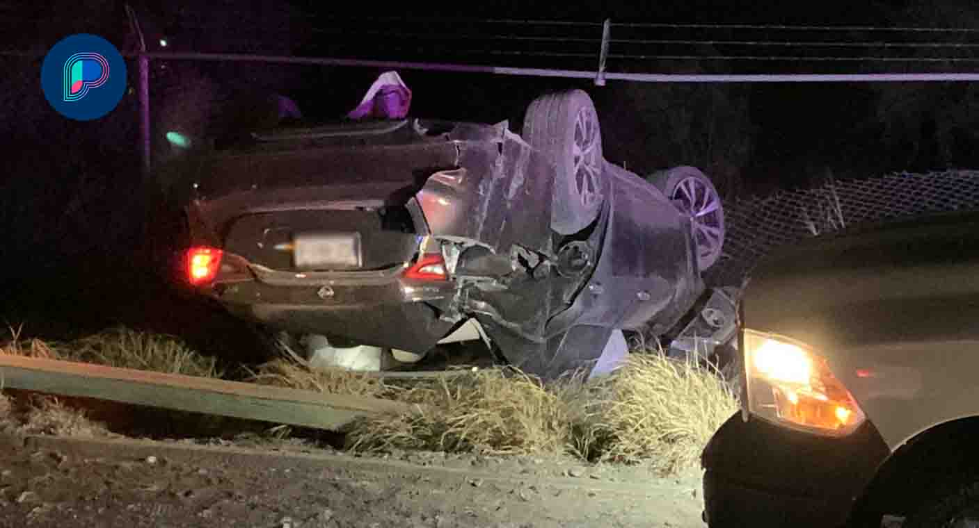 Vehículo choca con poste de luz y vuelca sobre bulevar Quiroga en Hermosillo; no hay lesionados